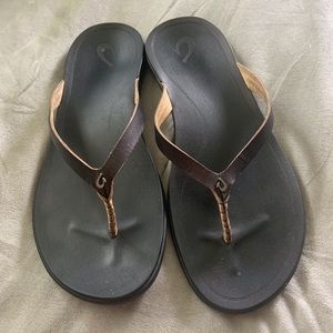 W size 9 Olukai leather flip flop